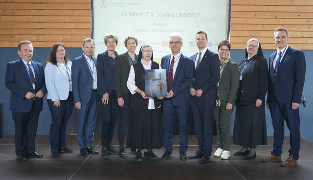 VP-Landtagsabgeordneter Bürgermeister Franz Mold, Grüne Landtagsabgeordnete Silvia Moser, Schulqualitätsmanager Alfred Grünstäudl, VP-Nationalratsabgeordnete Martina Diesner-Wais, Bezirkshauptmann-Stellvertreterin Barbara Salzer, Schwester Elvira Reuberger, Schulleiter Gerhard Uitz, Bildungsdirektor Karl Fritthum, Schulqualitätsmanagerin Susanne Ripper, Schwester Franziska Bruckner, IT-Koordinator der Schuler und Moderator Martin Stadler (v.l.) | Foto: Evi Leutgeb