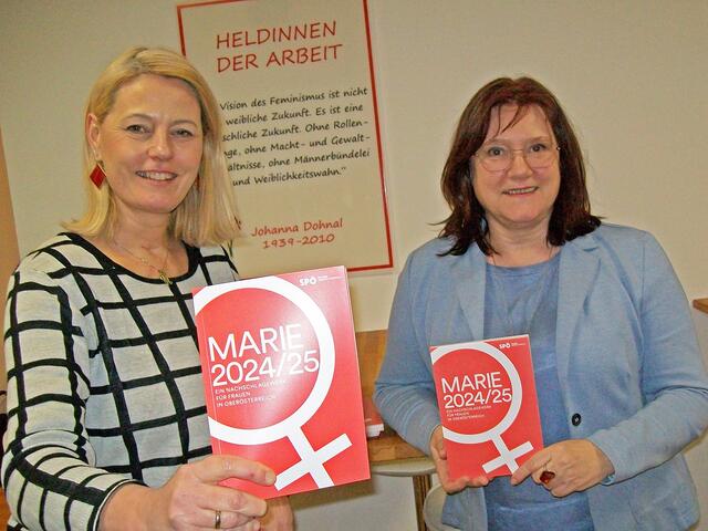 Sabine Engleitner-Neu (re.) und Katrin Auer mit der „Marie 2024/25“ | Foto: SPÖ Frauen