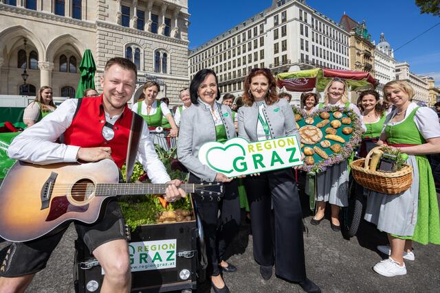 David Traumüller von "Ligist 3", Sylvia Loidolt, Susanne Haubenhofer  und die Obfrau der Seminarbäuerinnen Sandra Hillebrand (rechts außen) | Foto: TV Region Graz/Harry Schiffer