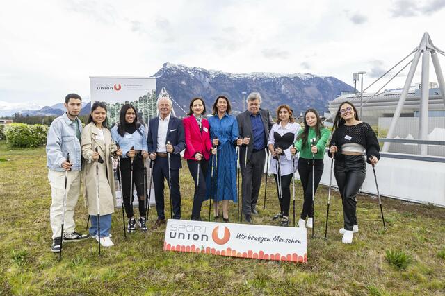 Erfolgreiche Integration durch Sport. von links: internationale Pflegekräfte, Christian Stöckl, Franziska Moser, Sportunion Präsidentin Michaela Bartel, Werner Kogler, internationale Pflegekräfte | Foto: Sportunion