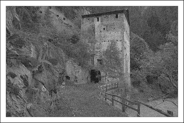 Bild 06: Alte Wehranlage Finstermünz nach der Innbrücke auf der orografisch rechten Uferseite des Inn. | Foto: © by Ing. Günter Kramarcsik