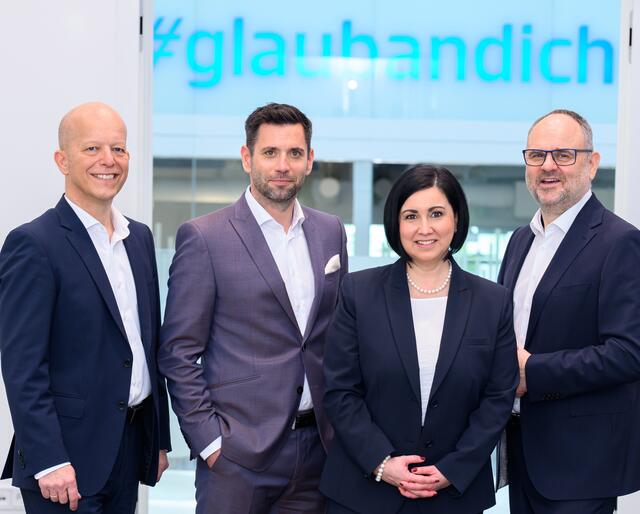 v.l. Martin Punzenberger (Vorstandsdirektor CFO Sparkasse OÖ), Manuel Molnar (Vorstandsdirektor CSO Sparkasse OÖ), Stefanie Christina Huber (Generaldirektorin CEO Sparkasse OÖ) Maximilian Pointner (Vorstandsdirektor CRO &amp; COO Sparkasse OÖ). | Foto: Sparkasse OÖ/Kerschbaummayr