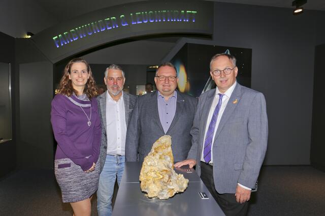 Moderatorin und Mitarbeierin Irene Tutschek, Geschäftsführer Gerhard Stark, Bürgermeister Franz Kloiber und Landtagsabgeordneter Richard Hogl. | Foto: Anker/Amethystwelt