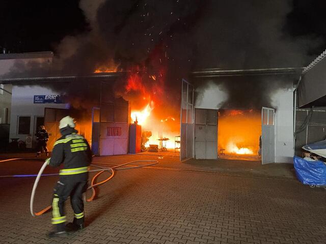 Die brennende Lagerhalle. | Foto: Berufsfeuerwehr Klagenfurt am Wörthersee