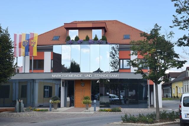 Im Rudersdorfer Gemeindeamt steht ein Führungswechsel bevor. Bürgermeister Manuel Weber, gegen den ein Annäherungs- und Betretungsverbot vorliegt, hat seinen Rücktritt vollzogen. | Foto: Martin Wurglits