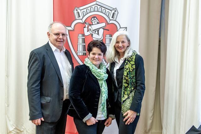 Das ÖVP-Team Hallein mit Katharina Seywald in der Mitte.