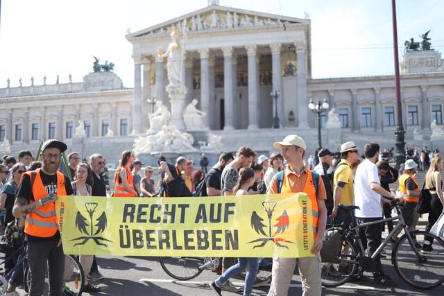 Vom Museumsplatz ging es zum Parlament. Dort löste die Polizei den Protest auf.  | Foto: Letzte Generation Österreich