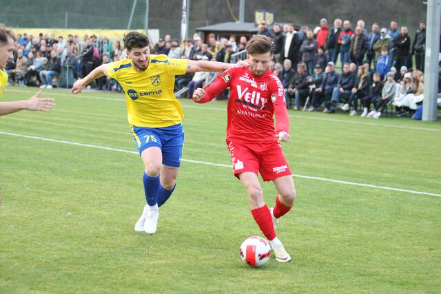 Im Derby gegen Silz/Mötz (links: Can Alak) war Alp Demir der Dosenöffner. Gegen Schwaz traf er zum schnellen Ausgleich. | Foto: Peter Leitner