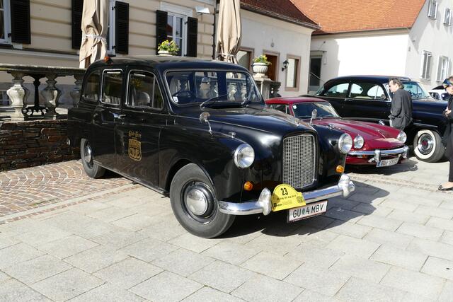 Großes Interesse erweckte das einmalige Club-Taxi des "Steirischen Oldtimer und Geländewagen-Club/StOGC aus Feldkirchen bei Graz" - ein originales Taxi aus London - Besitzer Rudi Krenn darf stolz drauf sein!
 | Foto: Erich Rozinski