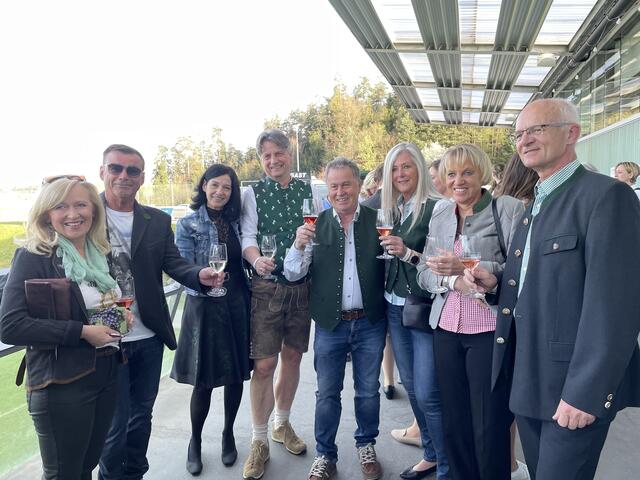 Der Freundeskreis rund um Raiffeisen-Direktor Johannes Nestler stimmte sich mit Schilcher und Co. ein. | Foto: Almer