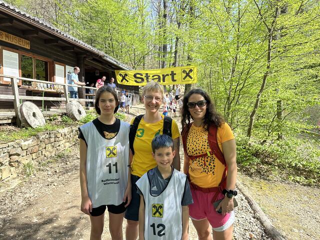 Patricia Janisch und Michaela Eisold-Pernthaller begleiten die Minikraxler Lucia und Mathias.