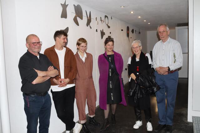 Rens Veltman, Bob Veltman, Juri Velt, Laudatorin Lisa Noggler-Gürtler und ihre Mutter Monika Gruber und Kurt Tschiderer (Obmann Verein Kunstraum Pettneu), (v.l.).  | Foto: Elisabeth Zangerl