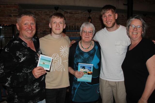 Margrit de Colle (r. Vom Hügel) mit der Familie Greiter bei der Lesung in Eichkögl. | Foto: RegionalmedienSteiermark/Hofmüller