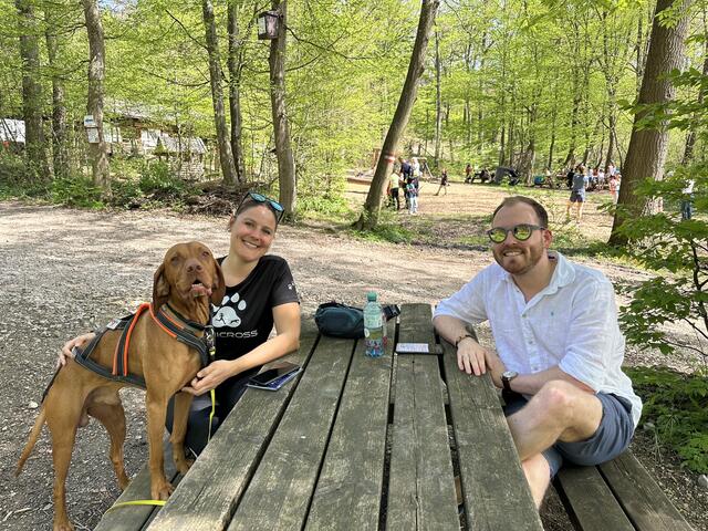Bianca Ernstberger und Simon Ochsenkühn setzen auf gemeinsame Laufeinheiten mit ihrem Hund.