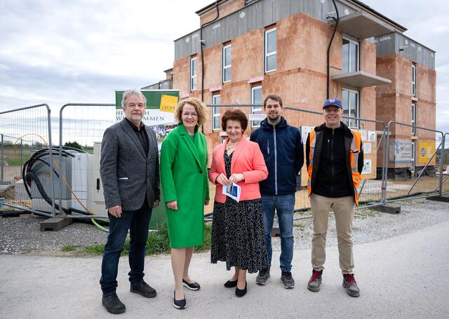 Kamptal-Direktor Johannes Ott, Landesrätin Christiane Teschl-Hofmeister, Bürgermeisterin Ludmilla Etzenberger, Tobias Purker von der Firma Swietelsky und Polier Martin Feiertag (v.l.) | Foto: NLK Pfeffer