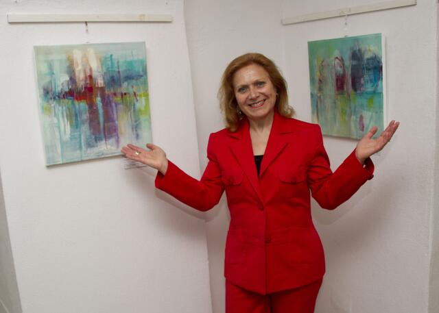 Elisabeth Holzschuster genießt in Stadtschlaining den Heimvorteil - die begnadete Künstlerin führt seit Jahren die Besucher durch die Jubiläumsausstellung in der Friedensburg.
