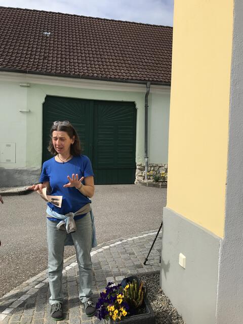 Hermi Scharinger liest und bespricht Texte als Anregung, mit Trauer besser umgehen zu lernen.