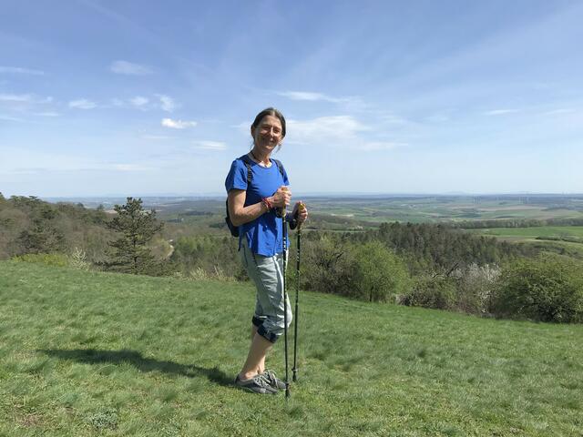 Pastoralassistentin Hermi Scharinger begleitet Trauernde bei Wanderungen durch Schmerz und Abschied zu Dankbarkeit und schönen Erinnerungen.