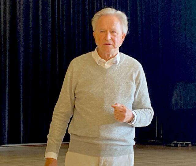 Folke Tegetthoff brachte „Die Schule des Zuhörens“ tatsächlich in die Schule – und zwar in die MS Gröbming. | Foto: Joe Reinbacher