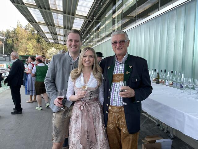 Gute Laune zum Start, auch der Södinger Alt-Bürgermeister Peter Kohlbacher (r.) kam nach Stallhofen. | Foto: Almer