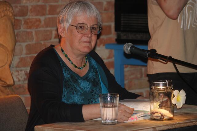Stefanie Greiter las Passagen aus ihrem Buch des Segelabenteuers vor. | Foto: RegionalmedienSteiermark/Hofmüller