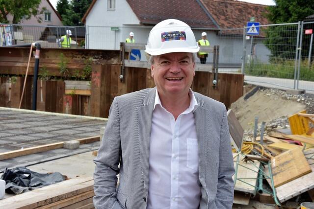 Verkehrslandesrat Anton Lang informiert über die Gründe der Straßensperre. | Foto: Land Steiermark