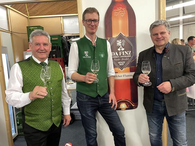 Die Bürgermeister Josef Niggas (Lannach) und Stefan Joachimtaler (aus Bayern) mit Peter Bäuchel | Foto: Almer