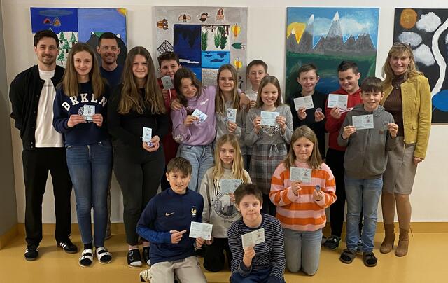 Die jungen "Fahrtenschwimmer" der Mittelschule Kühnsdorf mit den Sportlehrern Philipp Diex und Christoph Hochmüller und Direktorin Erika Knellwolf | Foto: MS Kühnsdorf