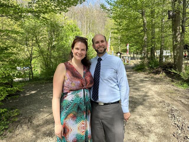 Eva Dassler läuft gelegentlich Halbmarathons, während Harald Dassler Fahrrad fährt.