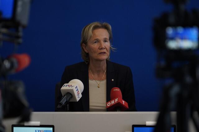 "Ein schöner Zug, aber wirklich barrierefrei wird wohl erst die nächste Generation sein", sagt FPÖ-Verkehrssprecherin Evelyn Achhorner | Foto: FPÖ