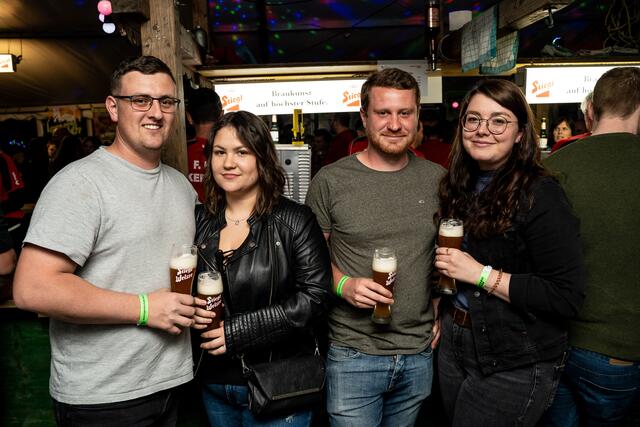 Michi, Patricia, Simon und Christina am Bierausschank | Foto: Florian Kronawitter/zema-medien.de