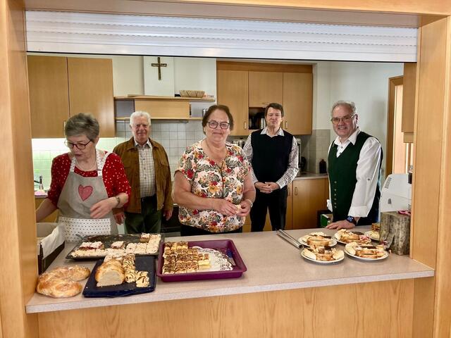 So verwöhnen die junggebliebenen Senioren Waldneukirchens beim Pfarrcafe. Vroni Atzelhuber, Manfred Freudenthaler, Hermi und Franz Burghuber, Ernst Lederhilger (von links)