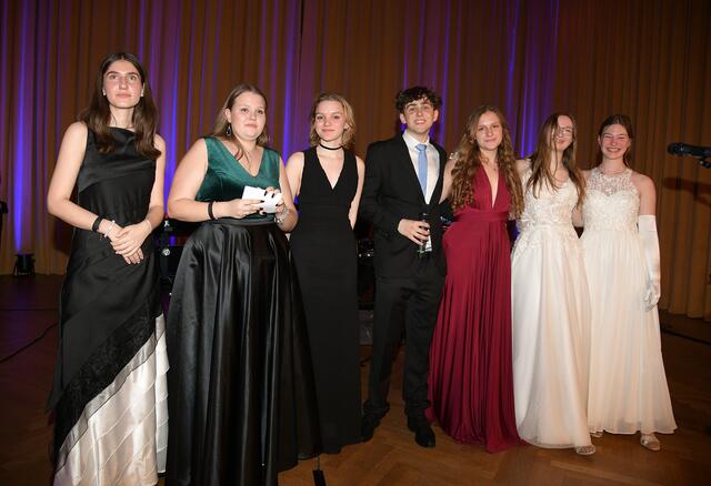 Elisa Kraupa, Larissa Hochstöger, Lena Trattnig, Jakob Ferschin, Anna Rozycka, Vranckx Herrera Isabel Marina und Anika Stübegger. | Foto: Fototschank Schulbild GmbH