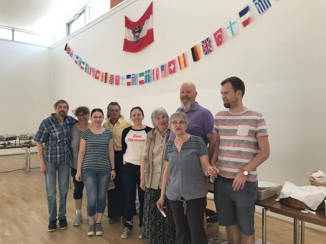 Organisatorin Midi Wegerth (vorne) und ihr kulinarisches Team in Ladendorf.