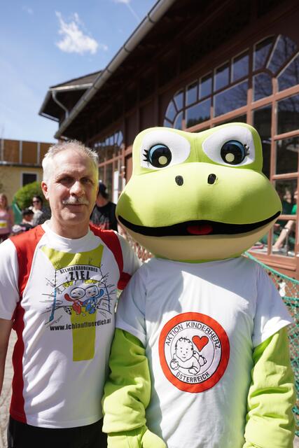 Bernd Kolarik mit Frosch Mojo.
