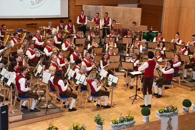 Premiere für den jungen Kapellmeister Harald Spreitzer, das Frühjahrskonzert des MV St. Georgen ob Murau in der Kreischberghalle. | Foto: Anita Galler