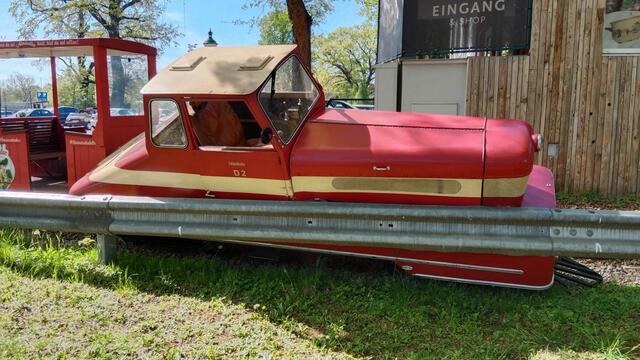 Eine Ganitur der Liliputbahn war gerade mit Passagieren unterwegs, als die Lok vorne entgleiste. | Foto: Lilis Welt GmbH