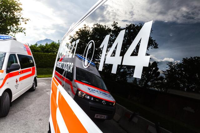 Kollision in Alpbach: Ein hinter einem PKW nachfahrender 16-jähriger österreichischer Mofa-Lenker erkannte dessen Abbiegeabsicht zu spät. | Foto: Rotes Kreuz / Symbolbild