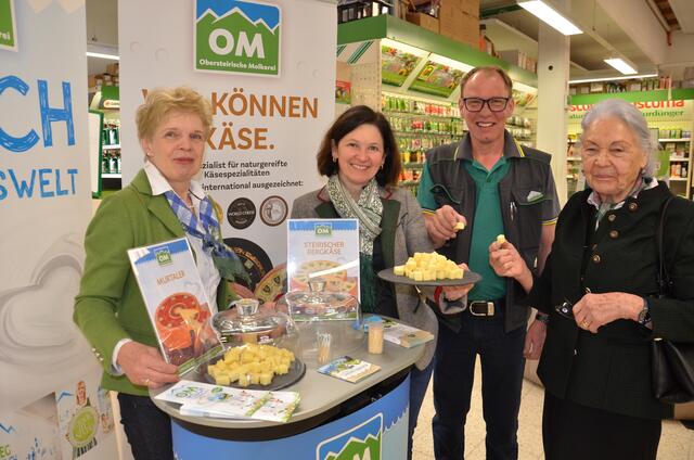 Beliebter Anlaufpunkt: Verkostung der ausgezeichneten OM-Käsesorten. | Foto: Oblak