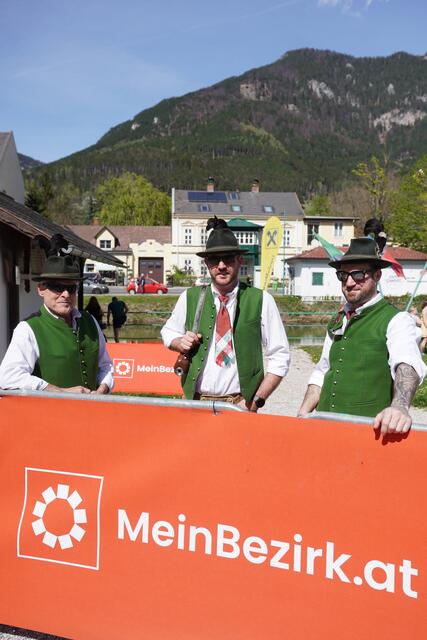 Die Kreuzberger Prangerschützen sorgten für den Startschuss.