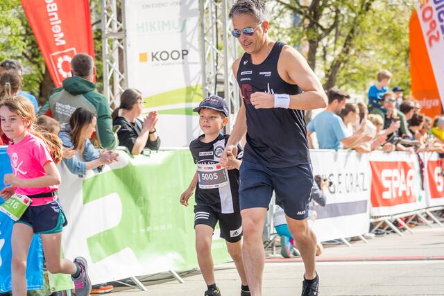 Ebenso mit dabei: Sportstadtrat Kurt Hohensinner mit seinem Sohn  | Foto: RegionalMedien/Newfish