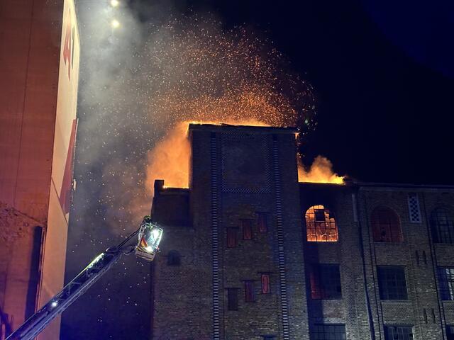 Am Sonntagmorgen kam es zu einem Großbrand am Areal der Hammerbrotwerke an der Grenze zwischen Schwechat und Simmering. | Foto: FF Schwechat