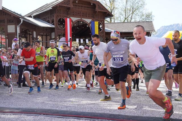 Zahlreiche Halbmarathonläufer stürzten sich in die Hitzeschlacht.