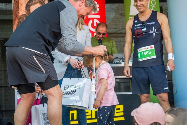 Roland Reischl, MeinBezirk-Chefredakteur und selbst passionierter Läufer, hatte die Ehre die Medaillen beim Kids Run zu überreichen. | Foto: RegionalMedien/Newfish