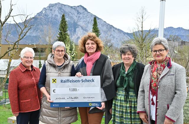 Scheckübergabe - Renate Pfifferling (li), Frau Direktor Sylvia Grafinger (re)