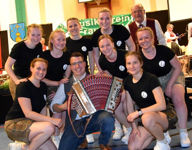 Die Lederhos´n mit  Christian Klug,  Choreograf  und musikalisc he Begleitung  