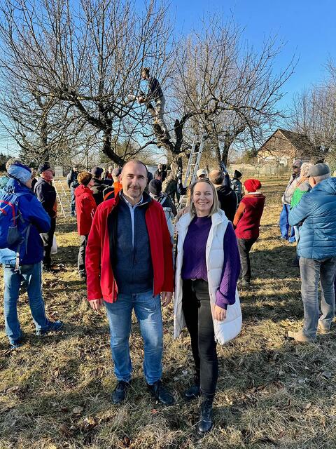 Bürgermeister Harald Kahr und Vizebürgermeisterin Olivia Kaiser freuen sich über rege Teilnahme an den nächsten Streuobstwiesen-Veranstaltungen.  | Foto: Marktgemeinde Großpetersdorf