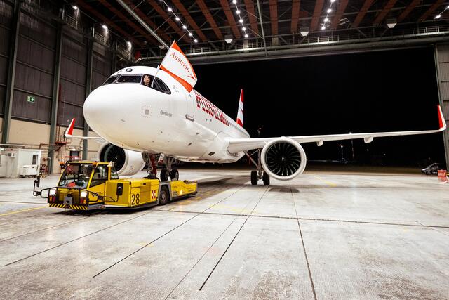 Bei der betroffenen Maschine handle es sich um jene mit der Kennnummer OE-LZQ. Diese ist hier auf Archivaufnahmen in einem Hangar zu sehen. | Foto: Austrian Airlines