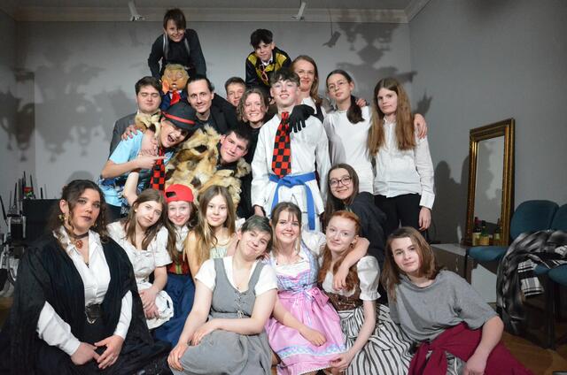 Die Schauspielklassen der Landesmusikschule Telfs boten ein DRAMAtisches "telfSchauspiel" in der Villa Schindler. | Foto: Sabine Schletterer