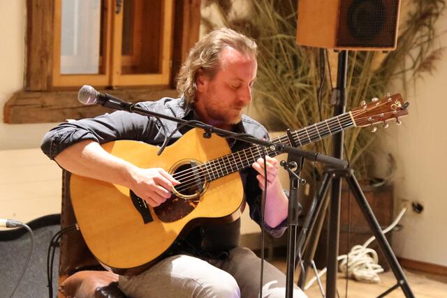 Mit Fingerstyle-Workshops ist Markus Schlesinger bald wieder in der Region.